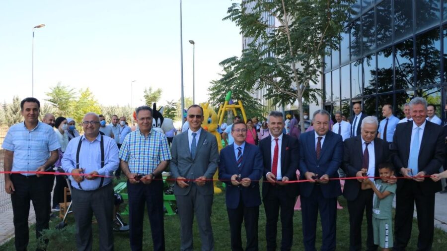 Karaciğer Nakli Enstitüsüne Toplantı Salonu ve Oyun Parkı