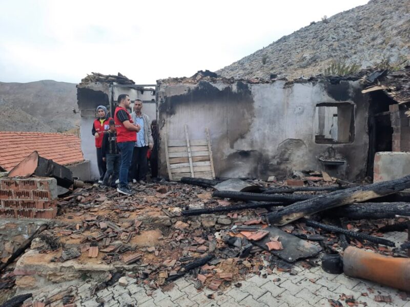 Kızılay’dan Evi Yanan Aileye Destek