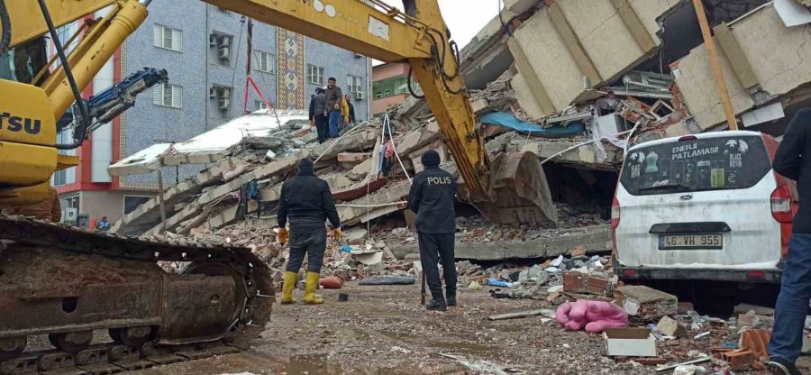 Kahramanmaraş’ta en az 300 bina yıkıldı