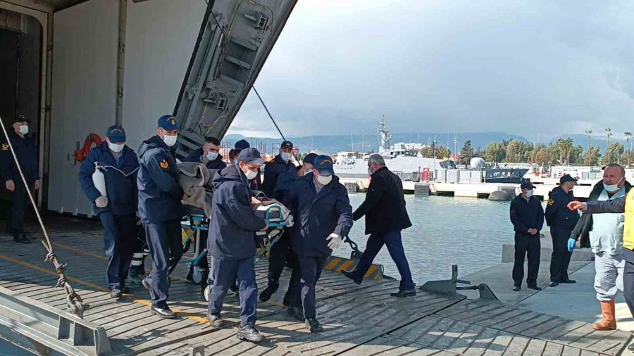 Yaralı depremzedeler gemiyle Mersin’e getirildi