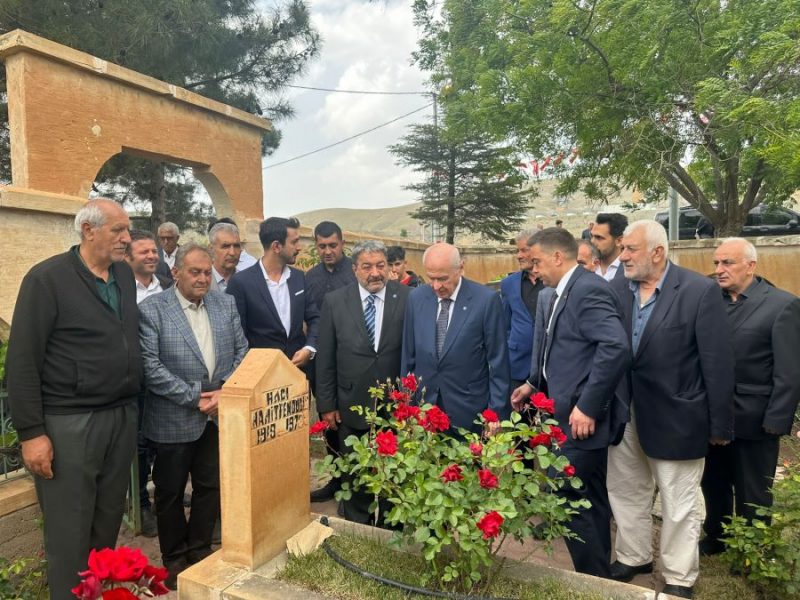 Bahçeli’den Şehit Hamido’nun Mezarına Ziyaret
