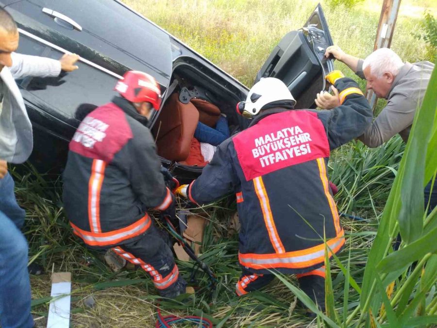 Otomobil Elektrik Direğine Çarptı: 1 Ölü