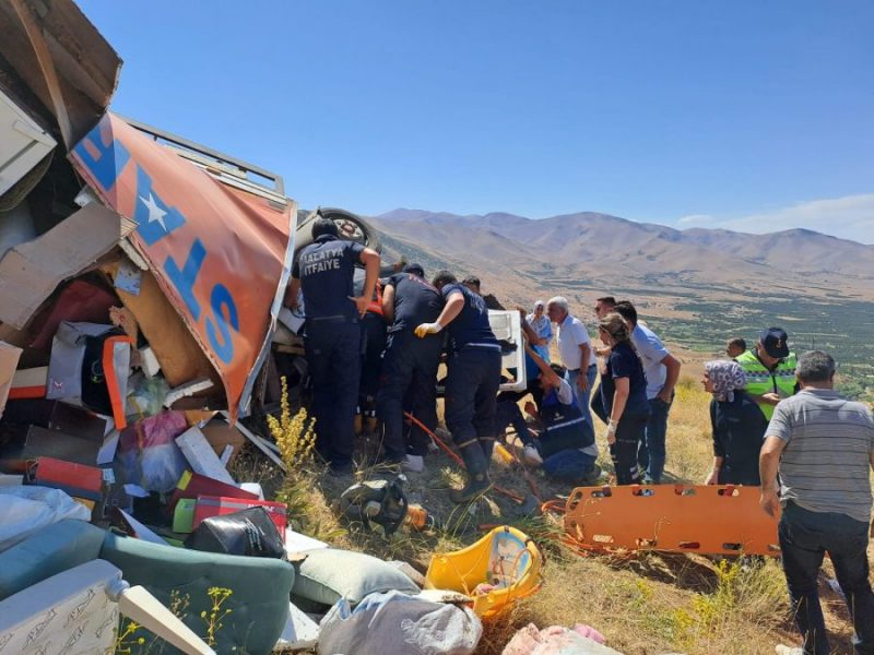 Eşya Yüklü Kamyon Şarampole Yuvarlandı 1 Ölü