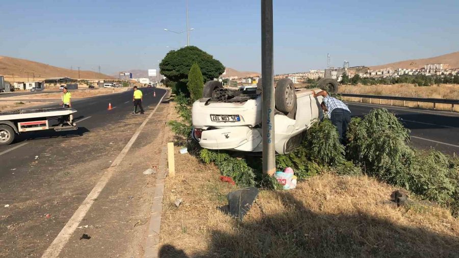 Otomobil Aydınlatma Direğine Çarpıp Takla Attı 4 Yaralı