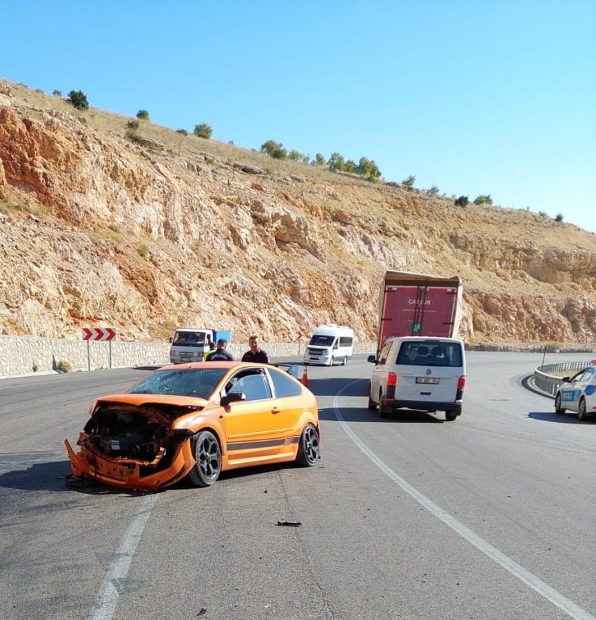 Otomobil İstinat Duvarına Çarptı: 1 Yaralı