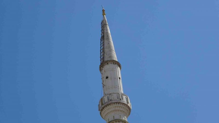 Yıkık Caminin Hilalini Almak İçin Her Gece Minareye Tırmanıyor