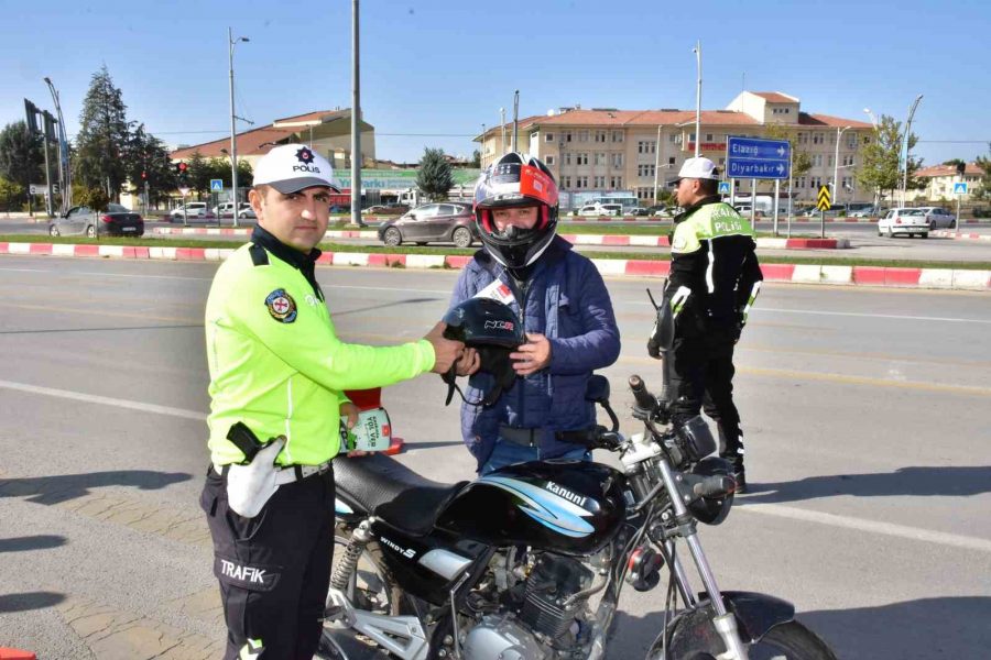 Motosiklet Sürücülerine Ücretsiz Kask Dağıtıldı