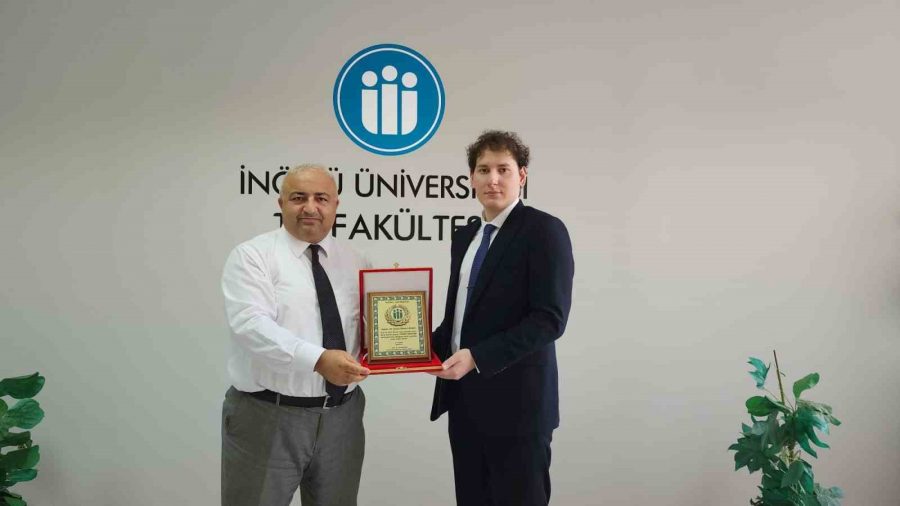 TUS Birincisine Dekan Beytur’dan Plaket