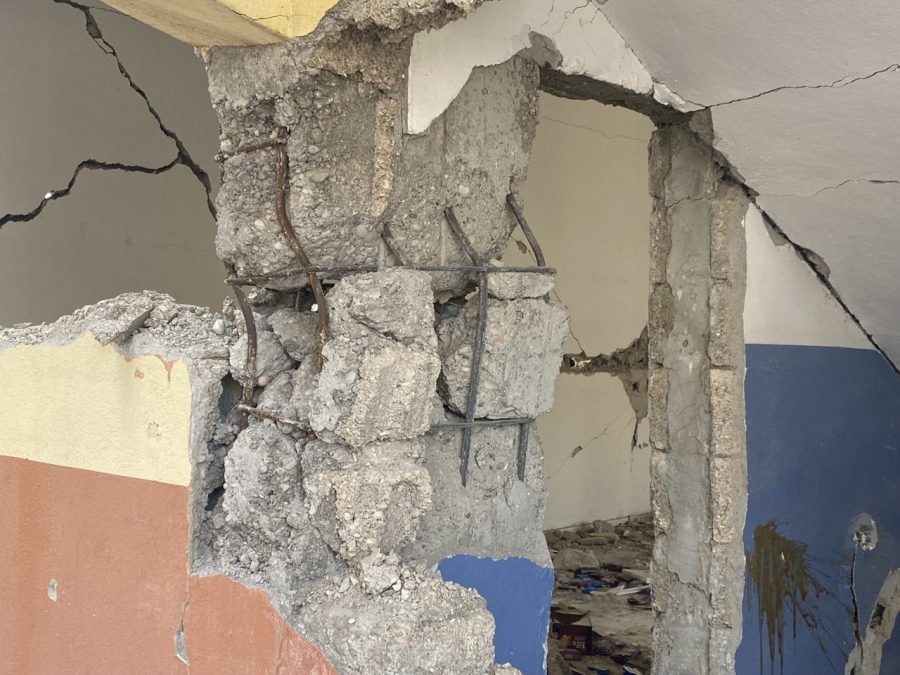 Ağır hasarlı bina vatandaşları tedirgin ediyor