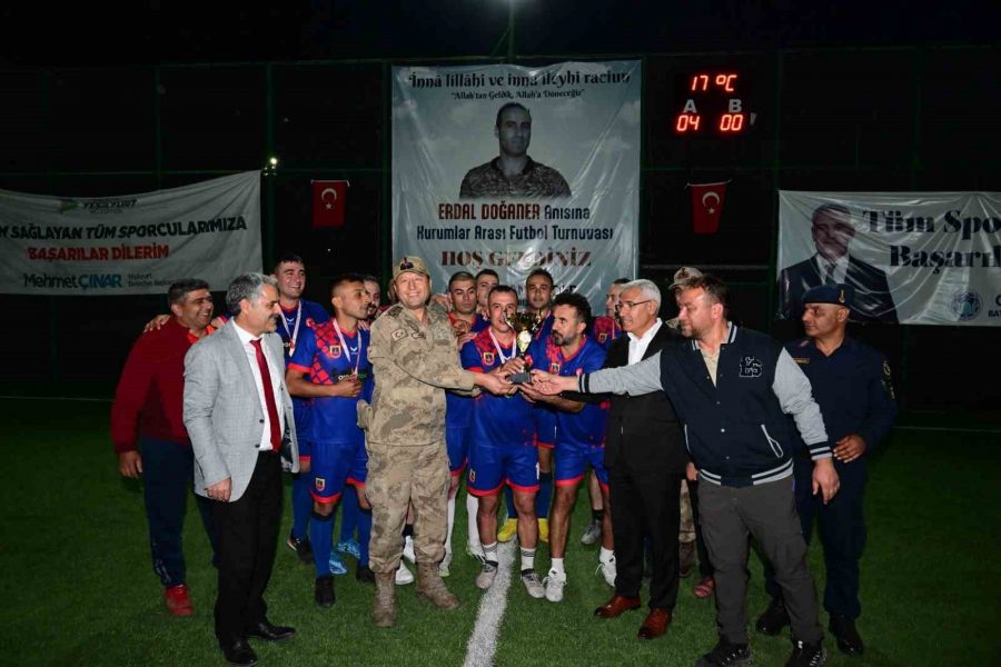 Erdal Doğaner Futbol Turnuvası’nda Şampiyon İl Jandarma Oldu