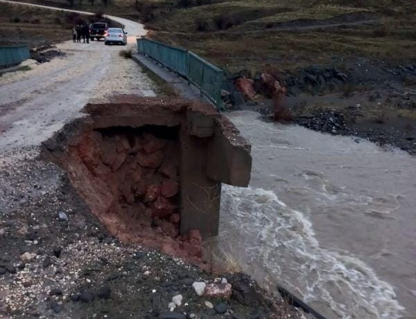 Aşırı Yağışlar Köprüde Göçük Oluşturdu