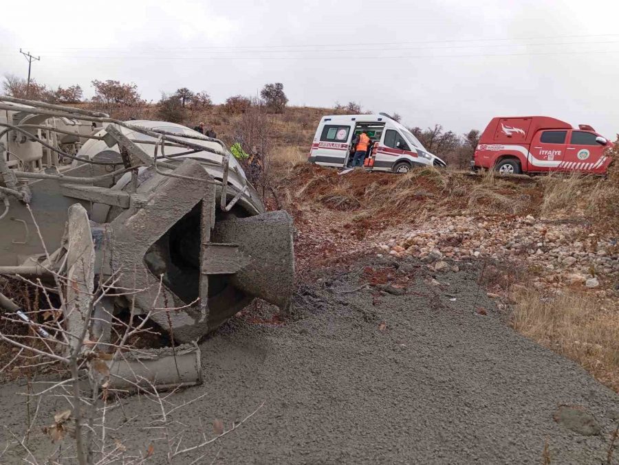 Beton Mikseri Devrildi: 1 Yaralı