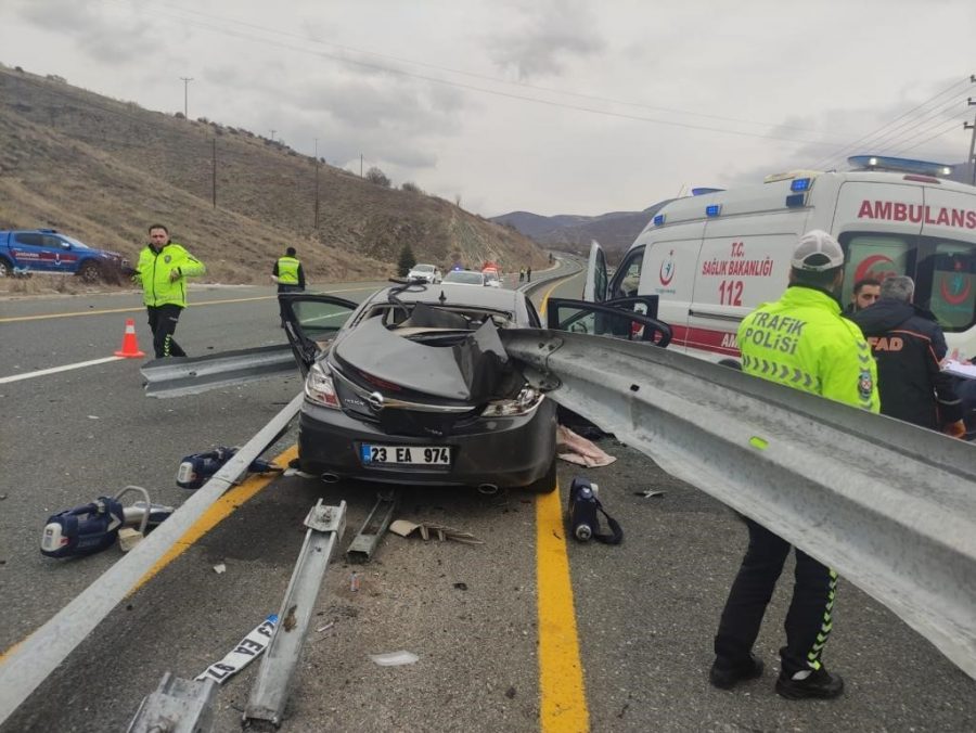 Otomobil bariyerlere ok gibi saplandı: 1 ölü,