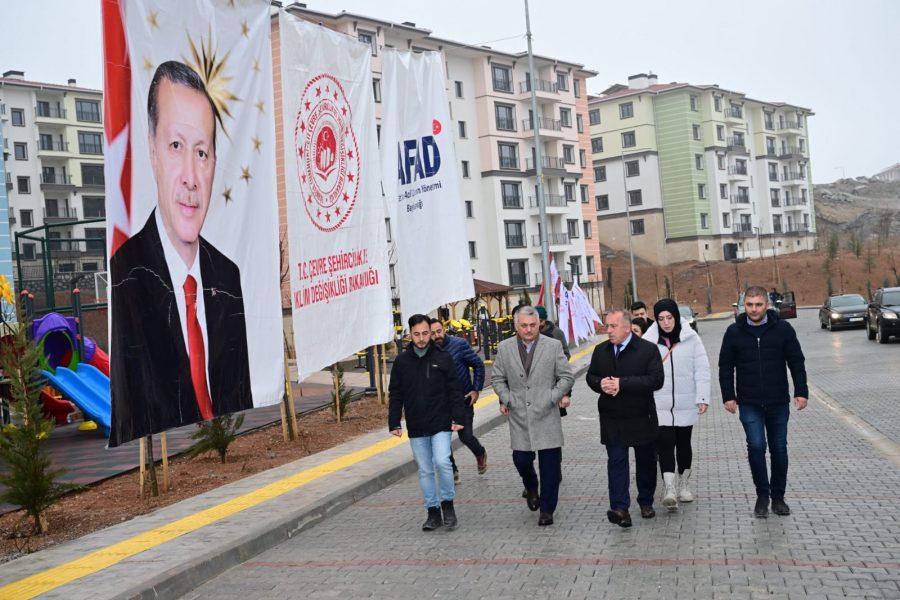 Vali Yazıcı deprem konutlarını inceledi