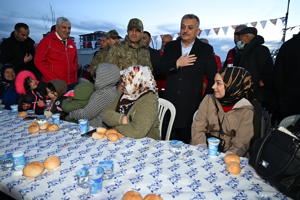 Vali Yazıcı Türk Kızılay’ı Geleneksel İftarına Katıldı