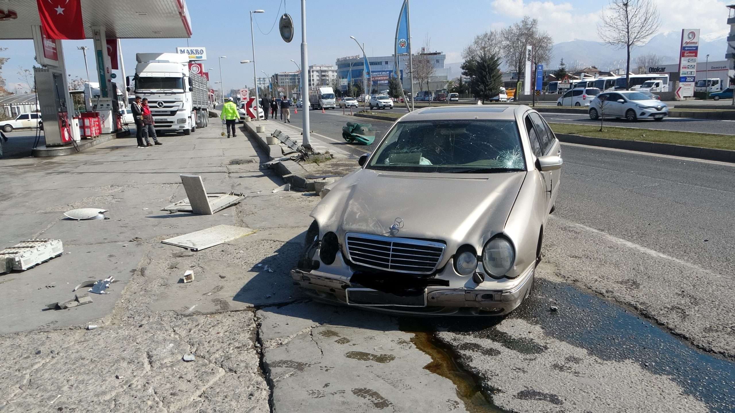 Kontrolden Çıkan Otomobil Akaryakıt İstasyonuna Daldı