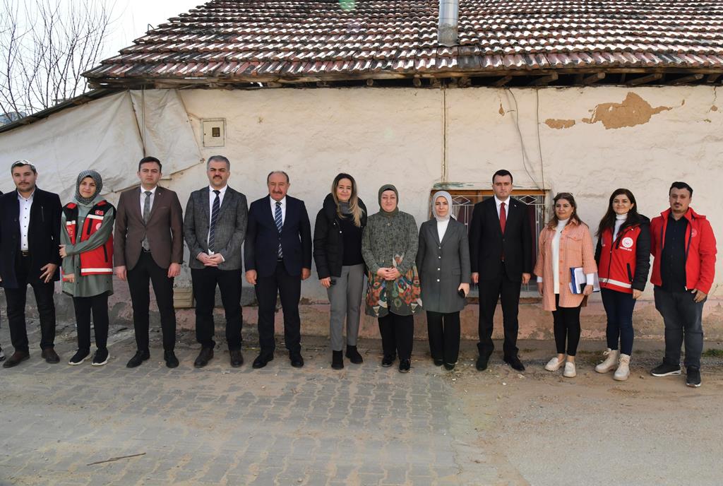 Vali Yazıcı’nın Eşinden Ailelere Ziyaret