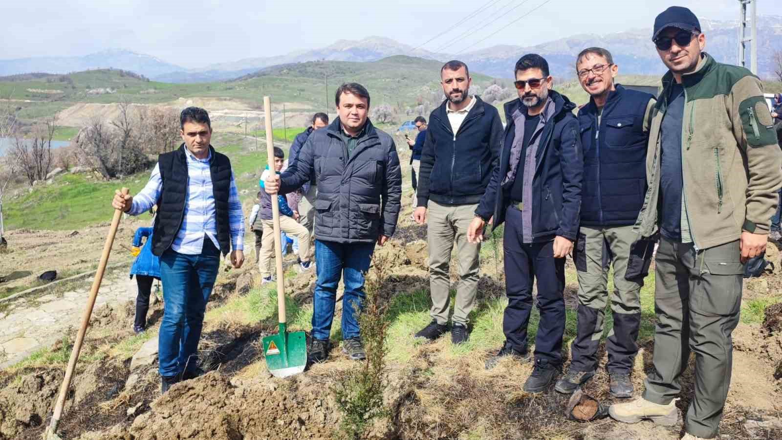 Depremde Hayatını Kaybedenlerin Anısına Bin Fidan Dikildi