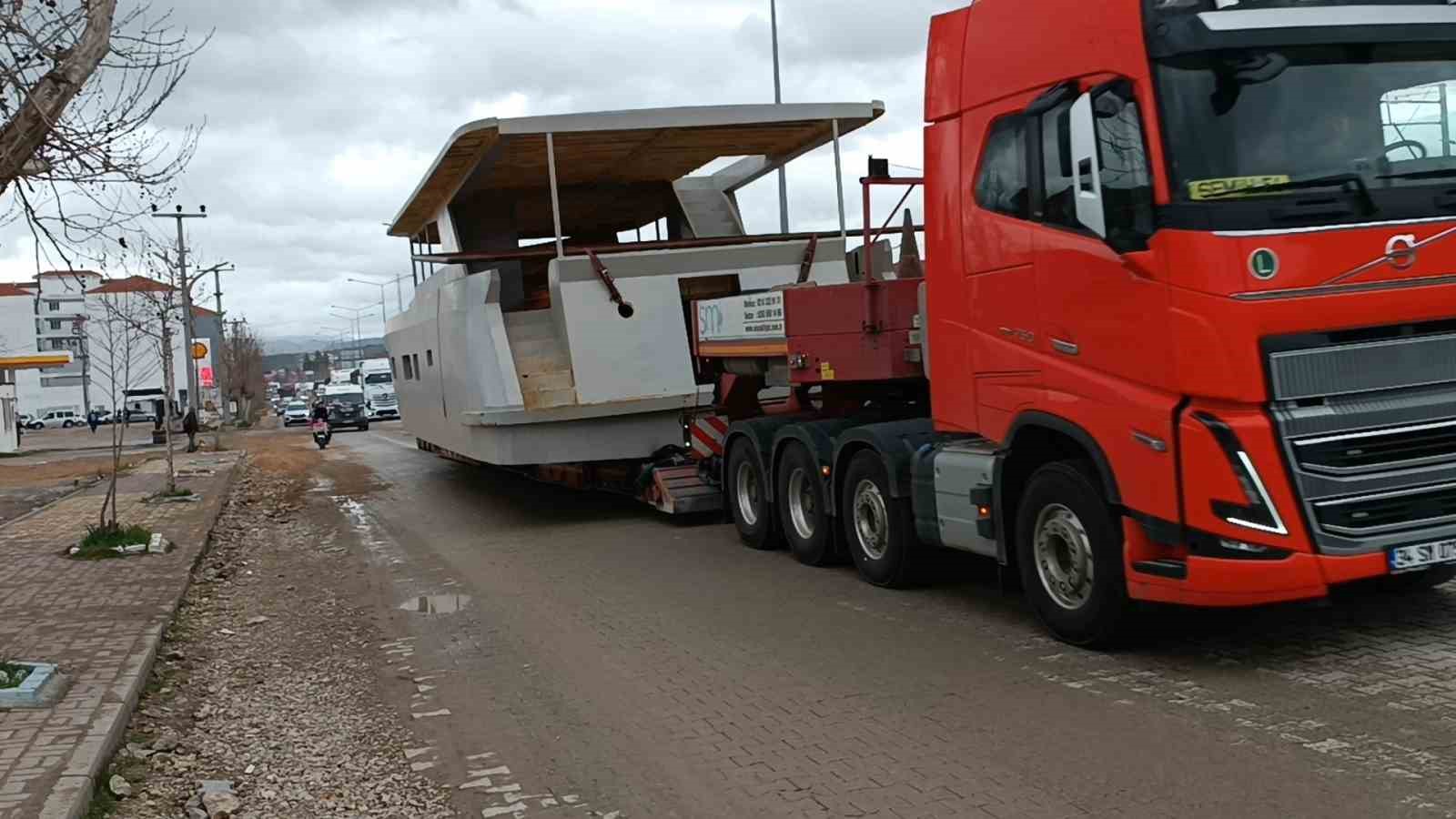 Kara Yolundan Geçirilen Dev Tekne Trafiği Kilitledi