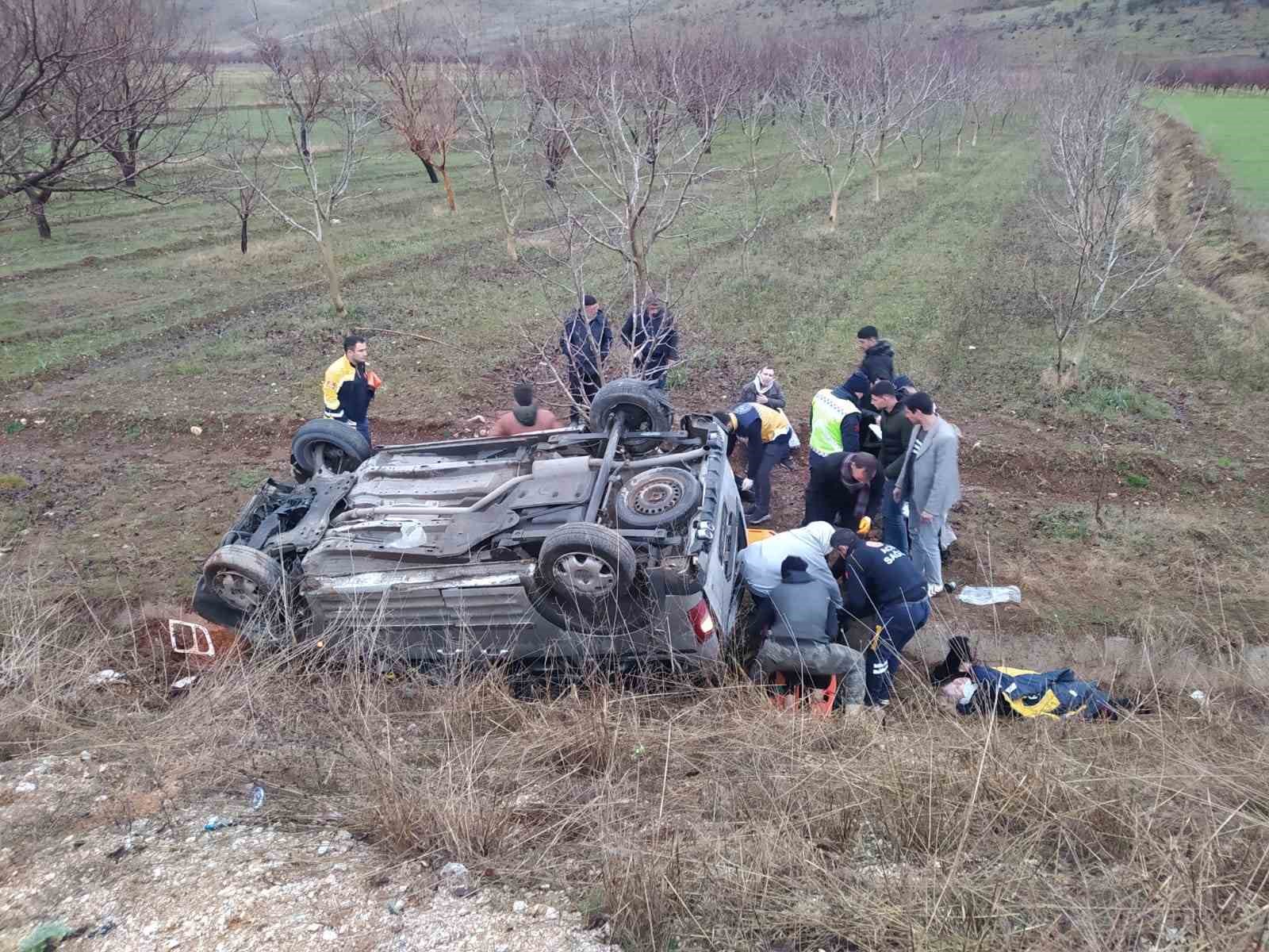 Tekeri Patlayan Otomobil Şarampole Uçtu: 8 Yaralı