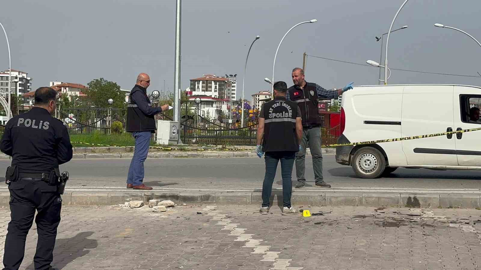 Otomobil Kaldırımda Yürüyenlerin Arasına Daldı: 1 Yaralı