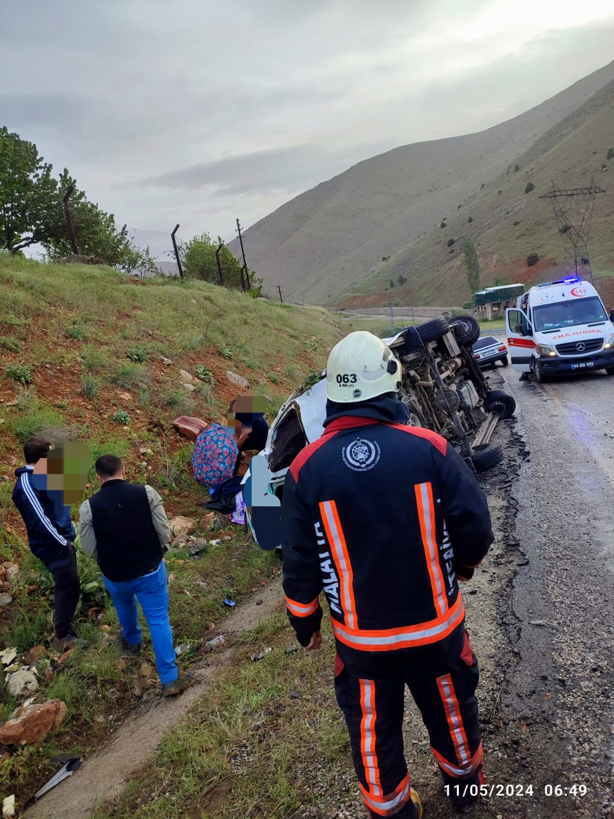 Yolcu Minibüsü Şarampole Devrildi 15 Yaralı