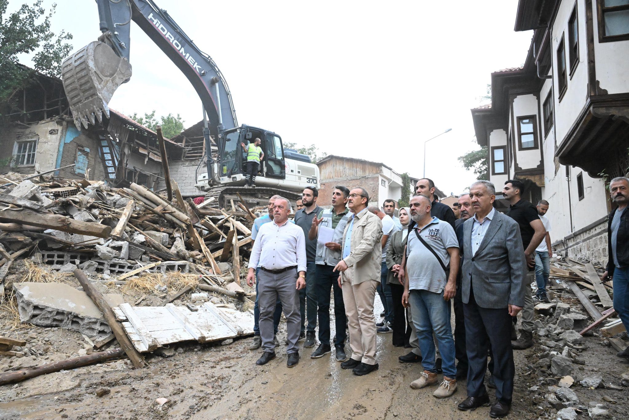 Vali Seddar Yavuz Yeşilyurt İlçesinde Depremden Etkilenen Kültür Varlıklarını İnceledi