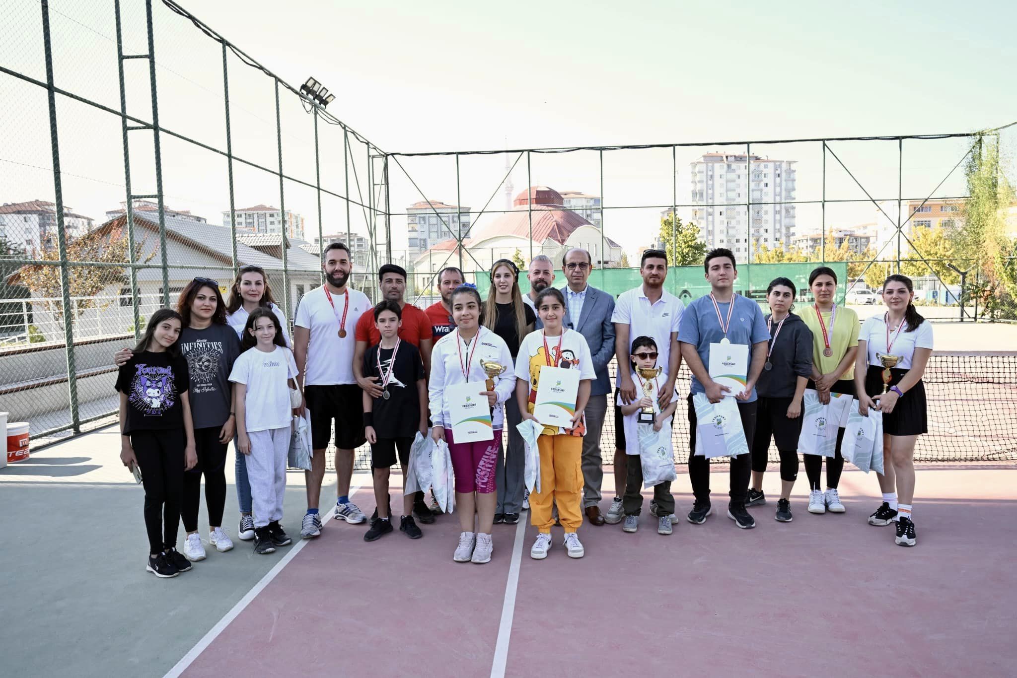 Tenis Tutkunları, Yeşilyurt Belediyesi Tenis Turnuvası’nda Hünerlerini Sergiledi