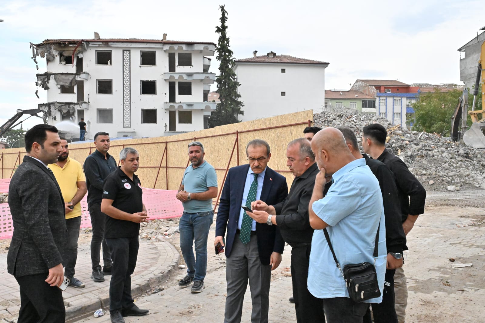 Vali Seddar Yavuz, Yıkım Süreci Devam Eden Binaların Olduğu Alanlarda İncelemelerde Bulundu