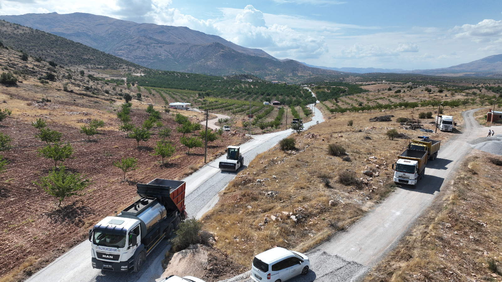 BÜYÜKŞEHİR BELEDİYESİ GÖZENE MAHALLESİ’NDE YOL ÇALIŞMALARINA BAŞLADI