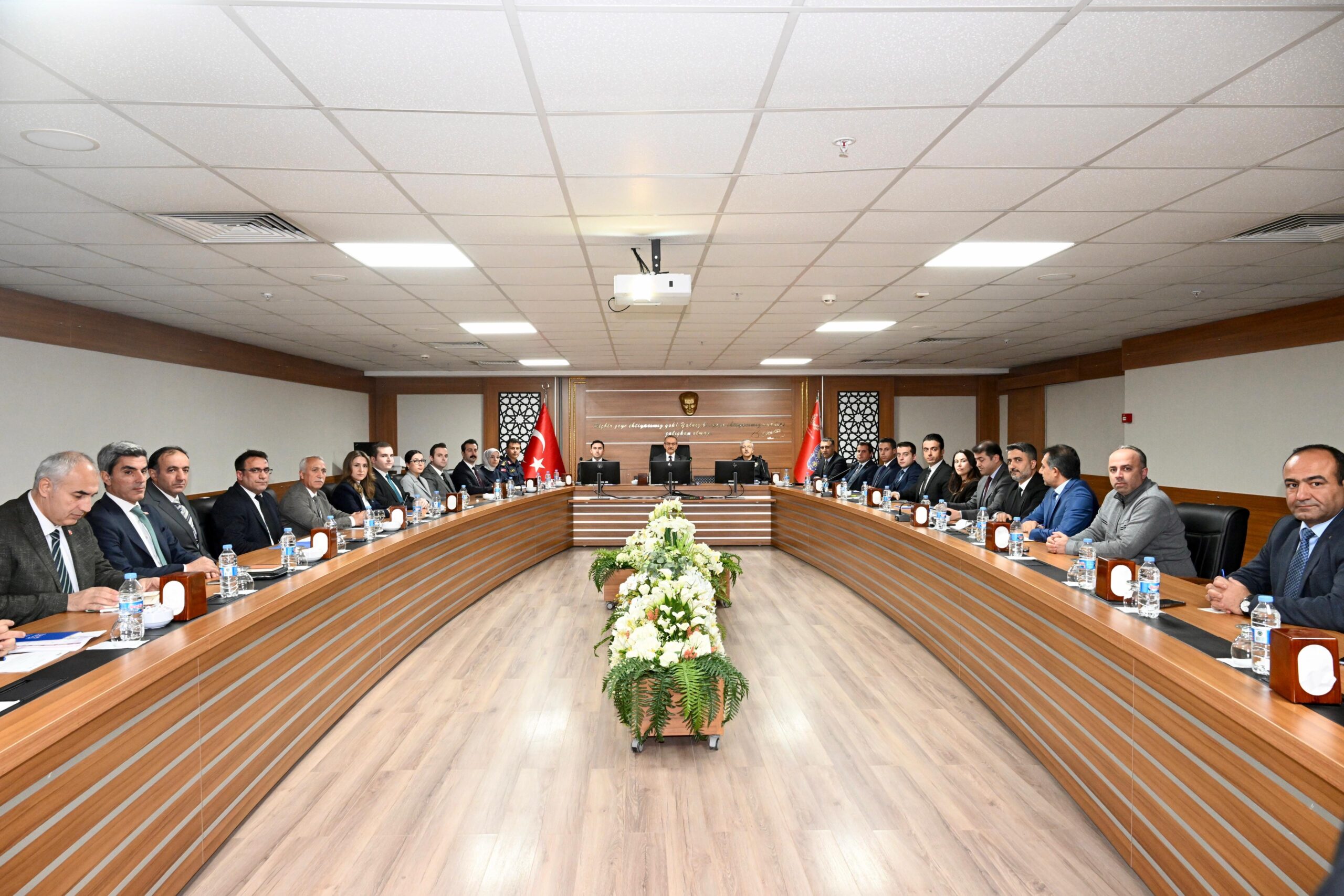 Vali Seddar Yavuz Başkanlığında Kış Tedbirleri Toplantısı Gerçekleştirildi