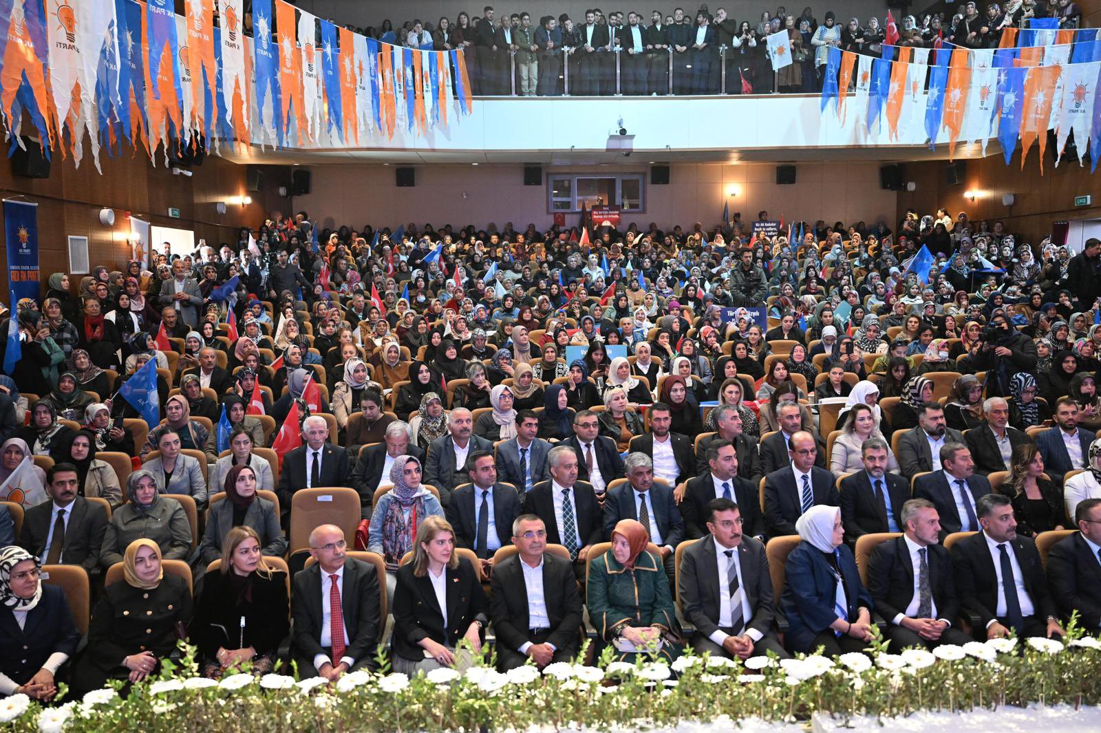 Battalgazi Kadın kolları başkanı Ebru İnanç güven tazeledi.