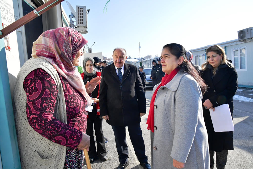 Hanımefendi Selda Yavuz Kaynarca Konteyner Kentte İkamet Eden Aileleri Ziyaret Etti.