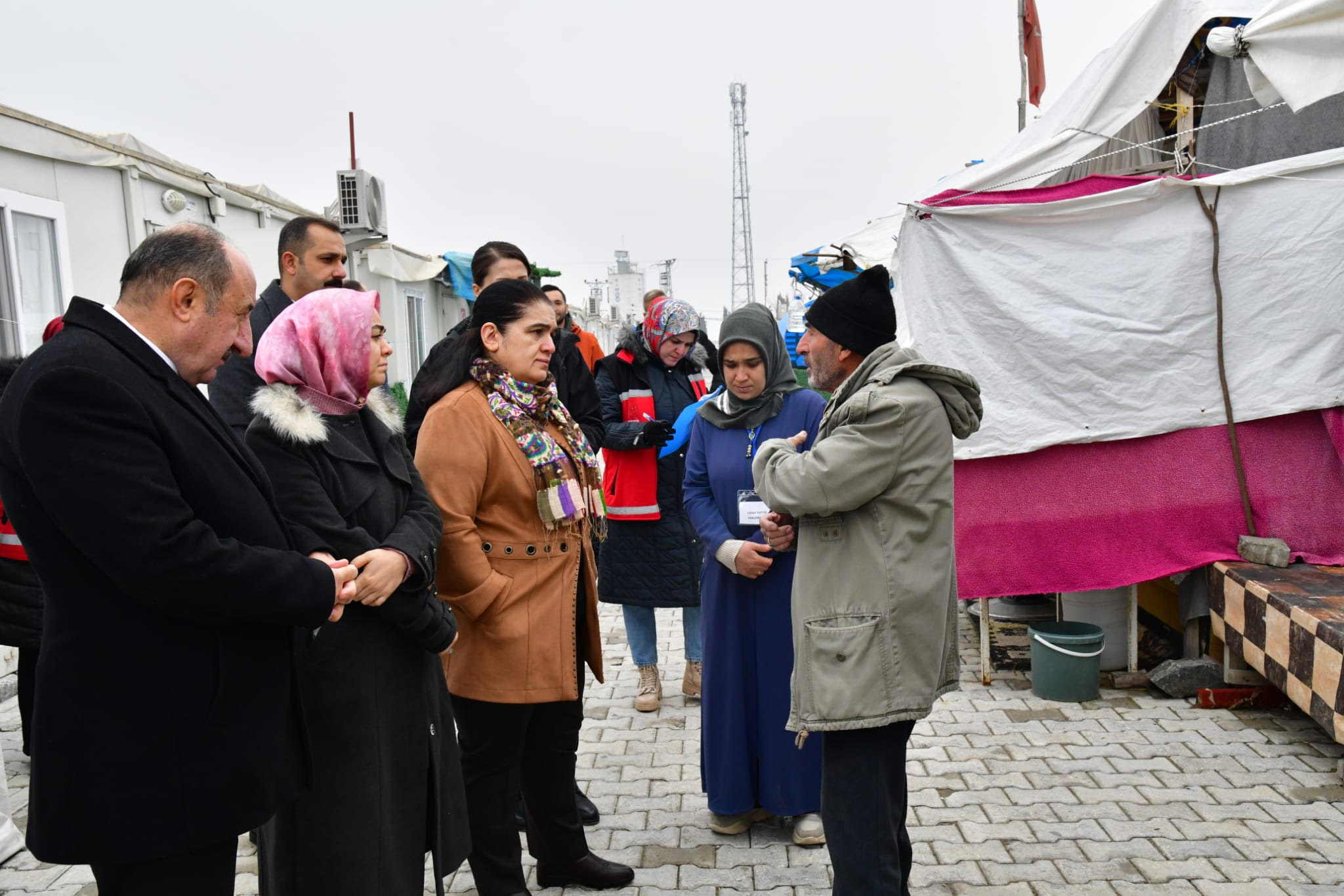 Hanımefendi Selda Yavuz Dolamantepe Konteyner Kentte İkamet Eden Aileleri Ziyaret Etti